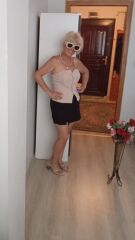 Krem, önü çift kat, önden düğmeli, omuz arka kısmı lastikli rahat kalıp straplez bluz